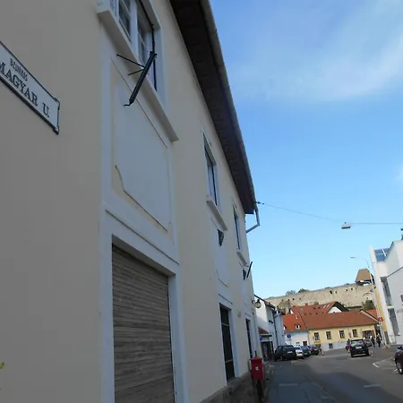 Bogarti Apartman Apartment Eger