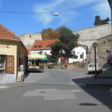 Bogarti Apartman Apartment Eger